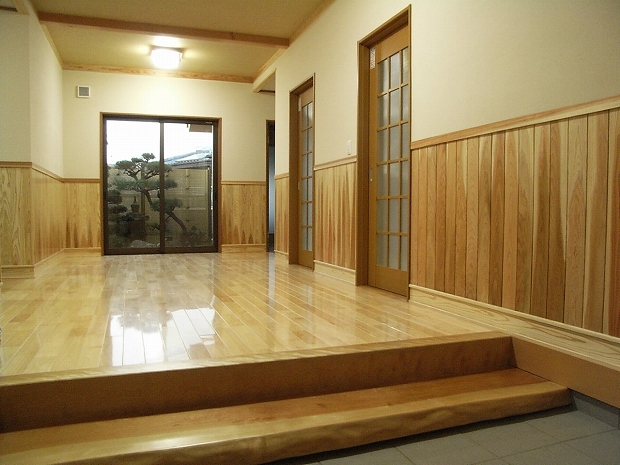 玄関から坪庭をのぞむ