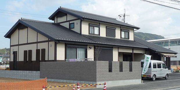 建物外観全景（大きな屋根のある和の家）