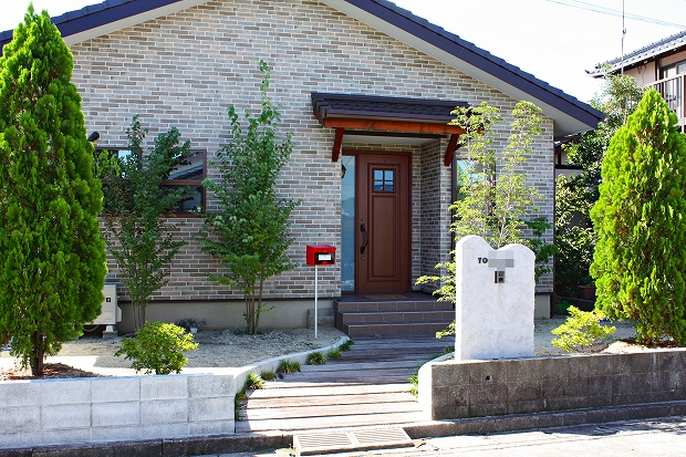 平屋の家　玄関アプローチ